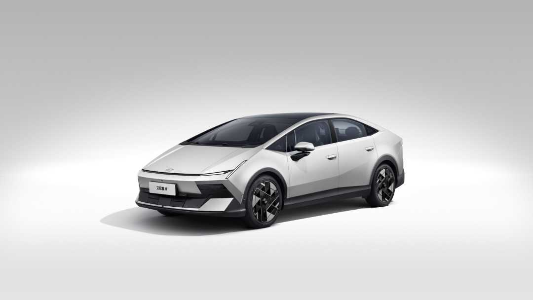 8天3台新车扎堆上市:秦MAX、ID.ERA 5S、艾尼氪V正面撞车,12-14万家轿怎么买?