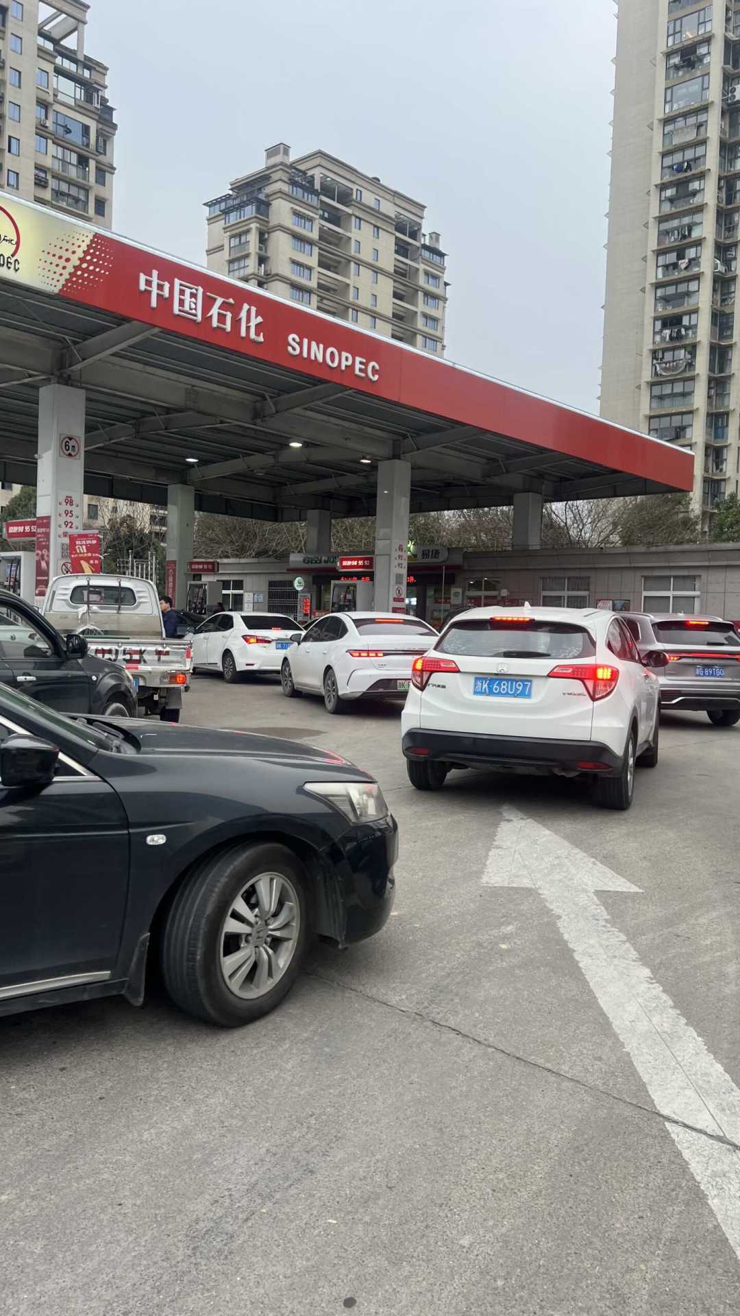“换回油车”又刷屏:32%的纯电老车主想换回是真的,几乎没人真换回也是真的