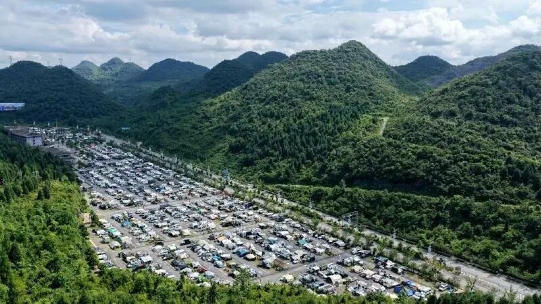 秋老虎还没走,房车人分成了两派:一派砸万元改电,一派花20元上山