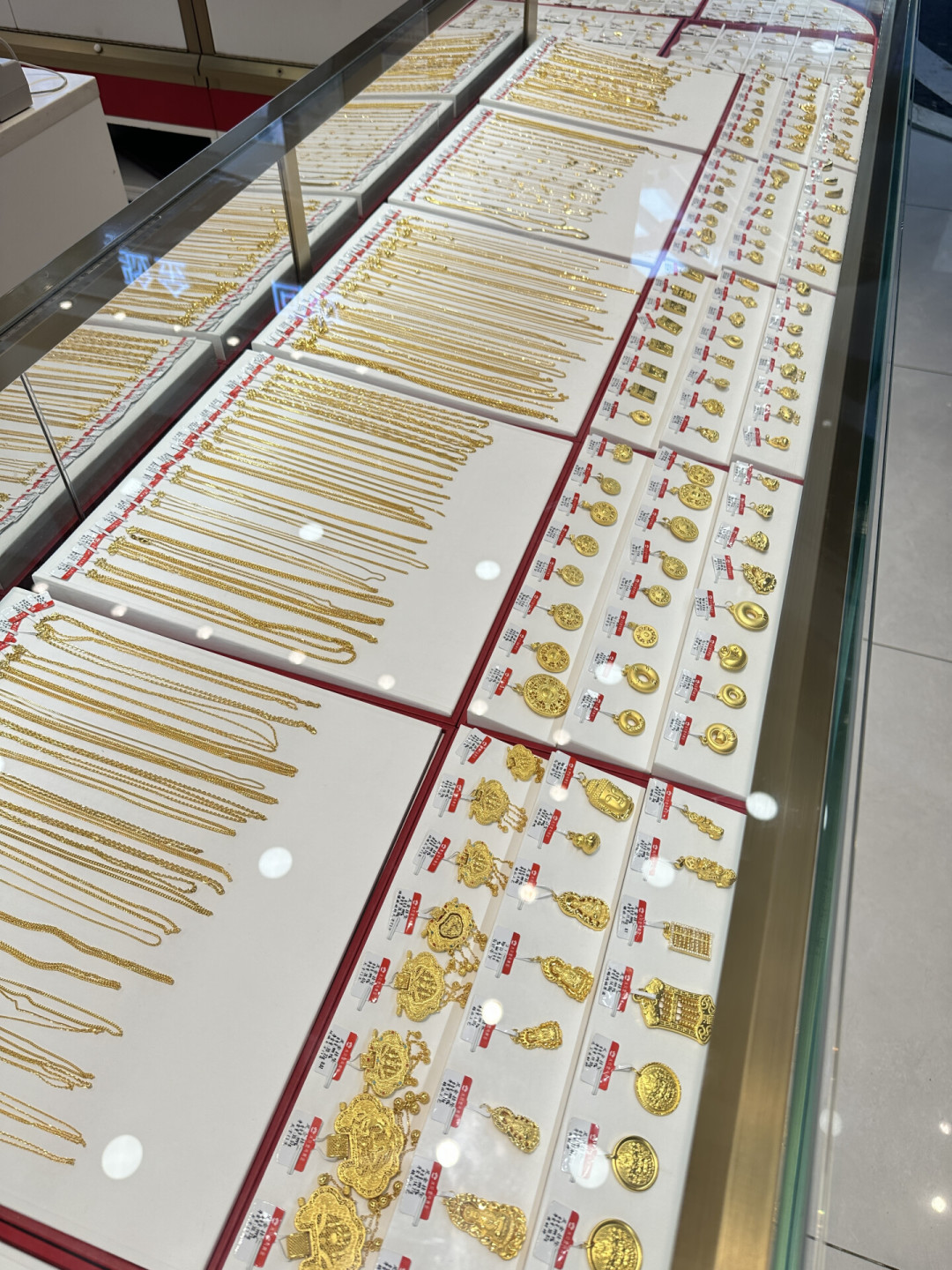 金饰挂牌1393元/克,同店克减到手最低1023元:同样60克五金,三个渠道差出2万多,备婚的先把这笔账算清