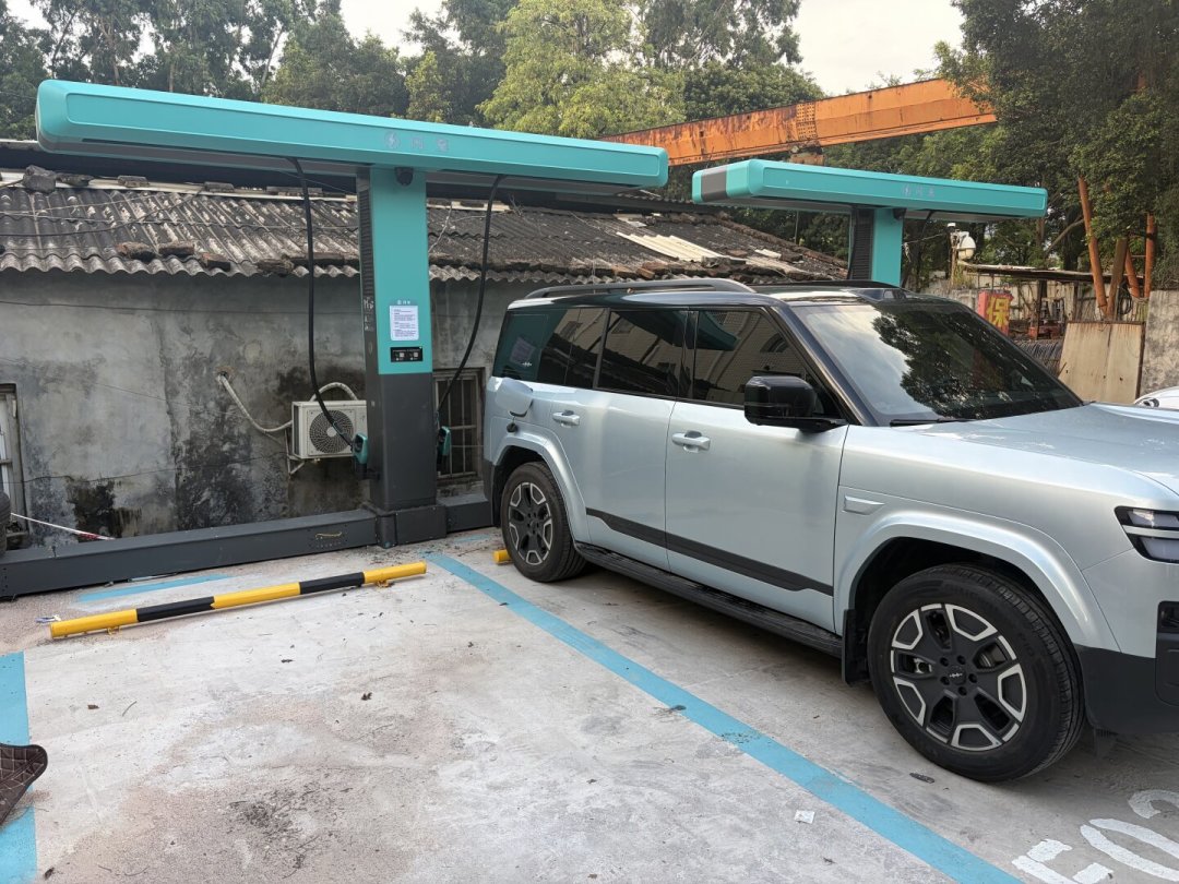 比亚迪把充电站修到了高速出口旁:这个国庆开电车出行,除了服务区多了个新选项