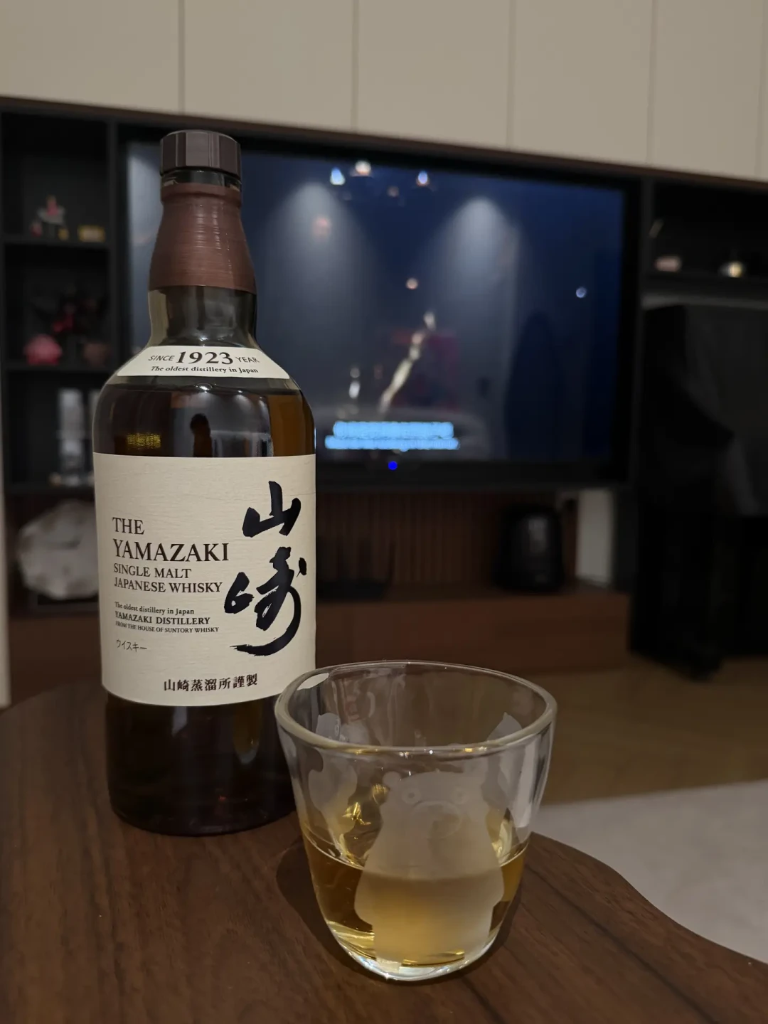825万的纪录和1300块的价格线：山崎已经裂成两个市场，买喝的和买囤的完全是两回事
