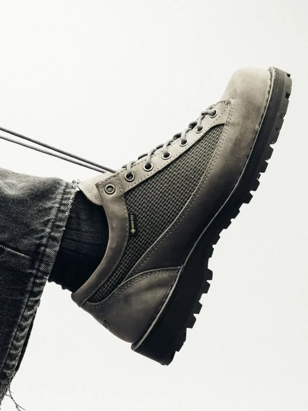 Danner明明有GORE-TEX,为什么一半车主雨天偏不穿它?翻完实穿记录,三个坑全在
