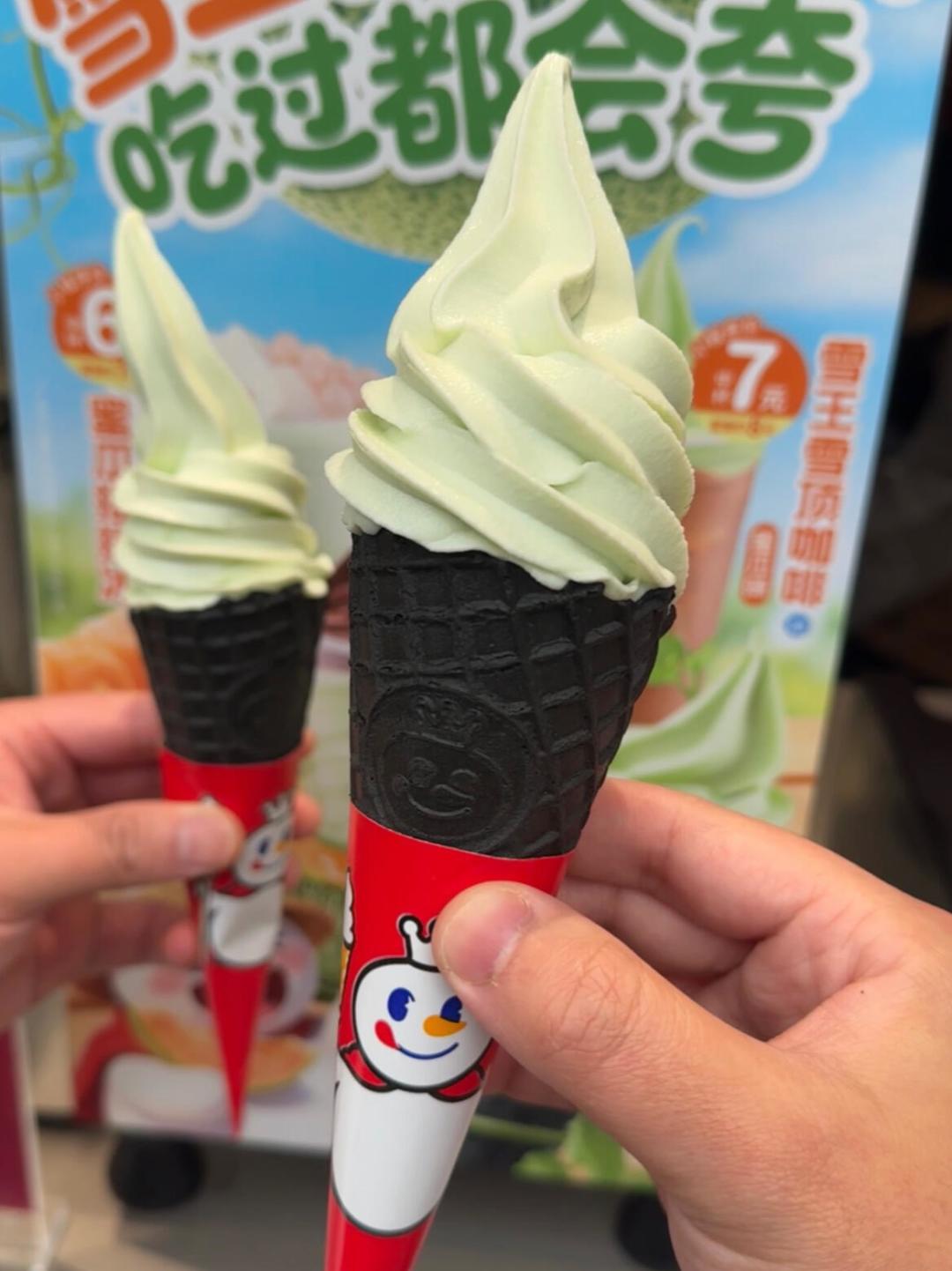 茶饮店现在卖冰淇淋比卖奶茶还起劲：从蜜雪2元甜筒到喜茶19元双拼，对完8家品牌的阵容，我把低成本吃冰路线和坑都理清了