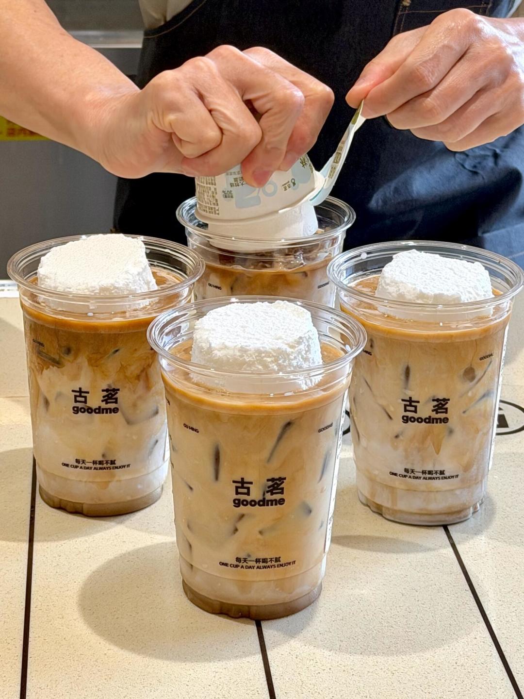 茶饮店现在卖冰淇淋比卖奶茶还起劲：从蜜雪2元甜筒到喜茶19元双拼，对完8家品牌的阵容，我把低成本吃冰路线和坑都理清了