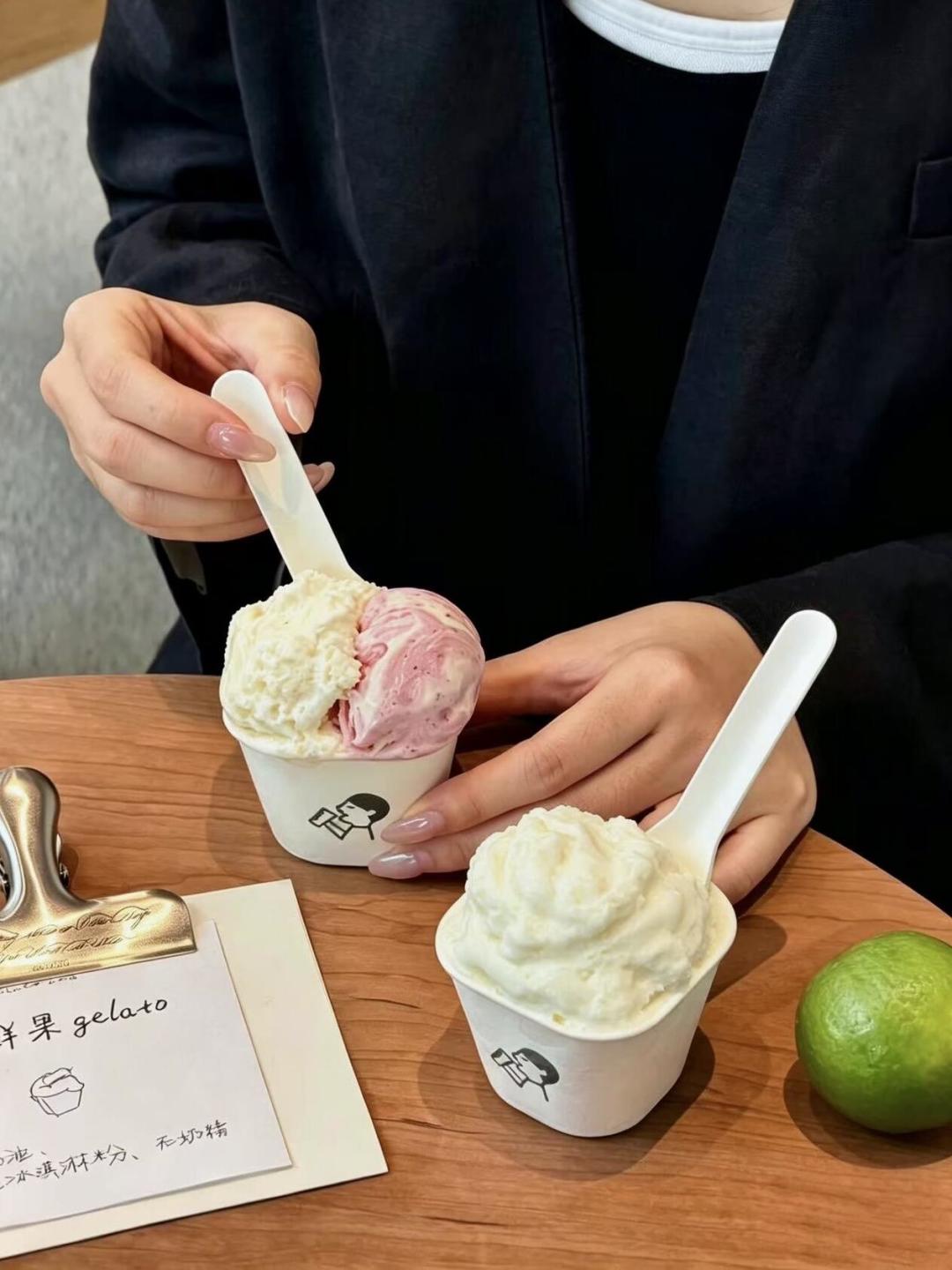 茶饮店现在卖冰淇淋比卖奶茶还起劲：从蜜雪2元甜筒到喜茶19元双拼，对完8家品牌的阵容，我把低成本吃冰路线和坑都理清了