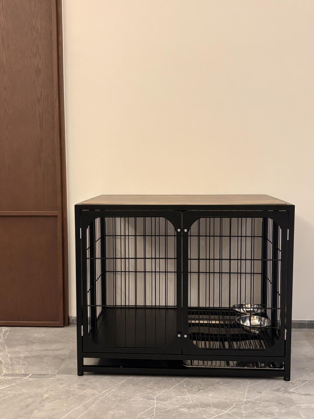幼犬一关笼就嚎到天亮,到底该不该笼养?翻完全网两派争论和几十篇闲置帖,我整理了这份笼内训练决策表