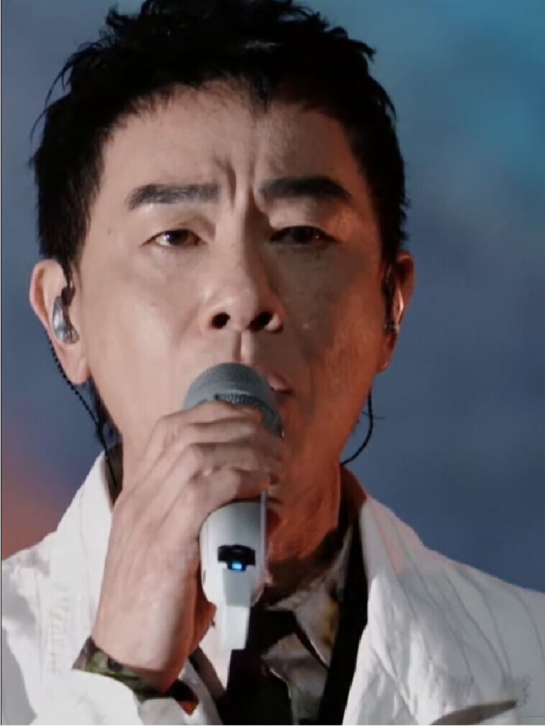 同一首《父亲》,两种视角:陈小春的粤语版,为什么比原版更催泪