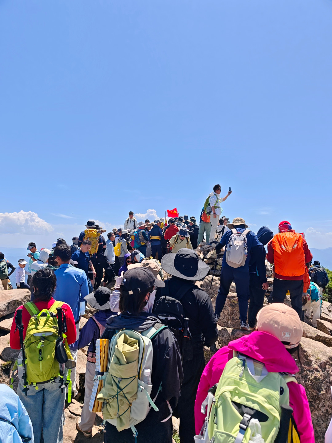 爬野山被救不再一律免费:从6万担架费到280件救生衣,这笔