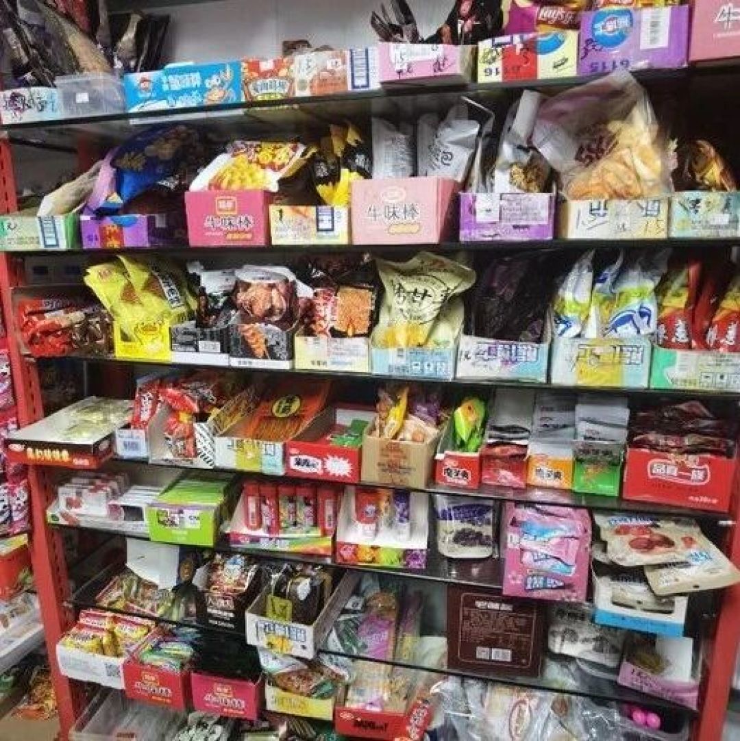 开学还有一周，孩子的零花钱已经盯上了校门口小卖部：翻完今年专项检查的动向，我整理了3样“可以买”和3样“要拦”