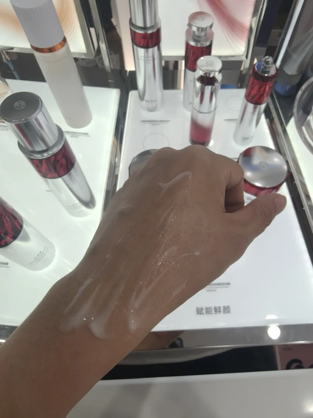 看完珀莱雅半年报,就懂这周红宝石面霜4.0官宣周的福利为什么这么舍得:羊毛党冲、回购党等、观望党盯三个数