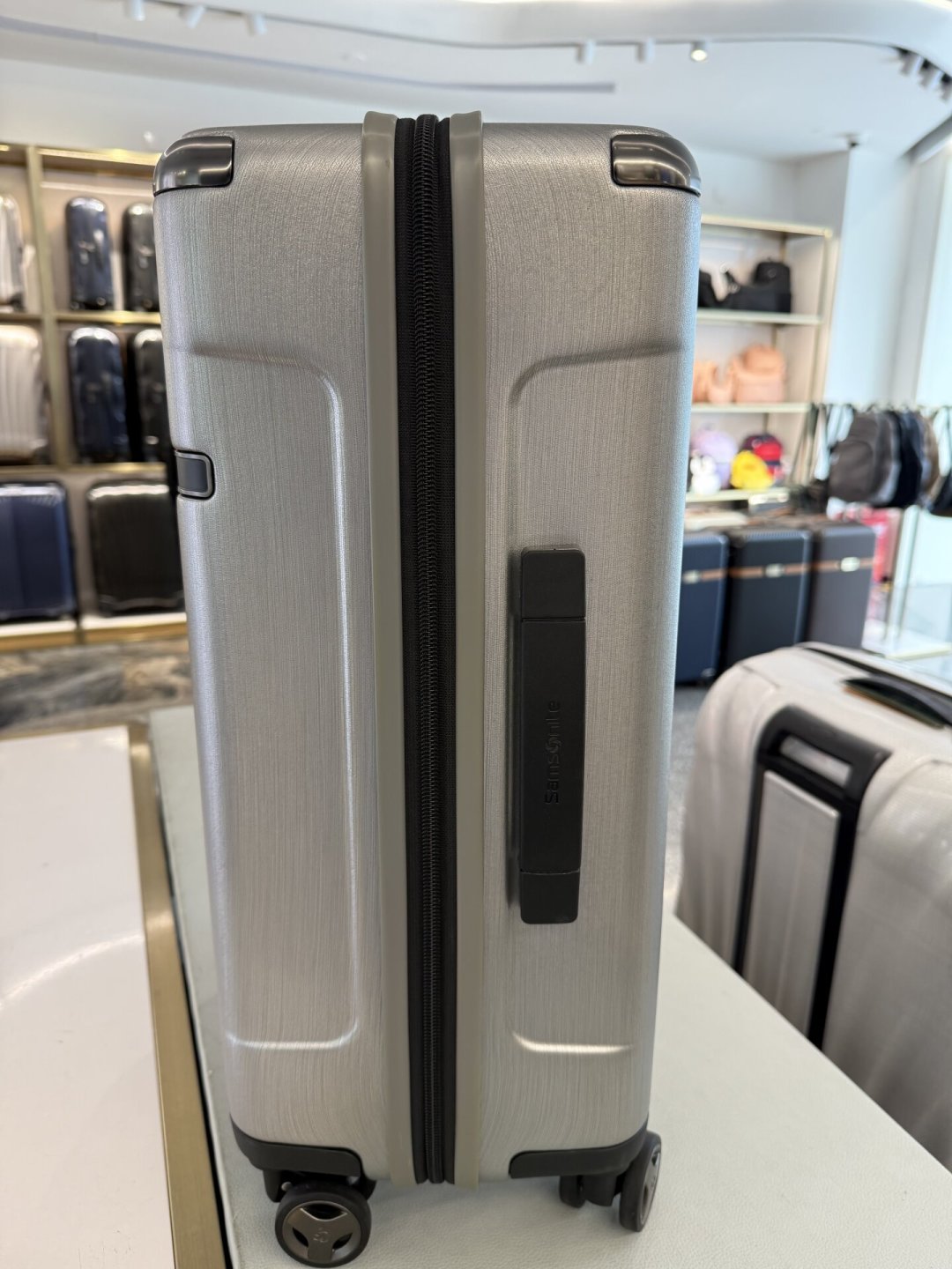 新秀丽20寸登机箱不能登机了？对照航司两套新规和4款新秀丽实测尺寸，问题出在厚度上