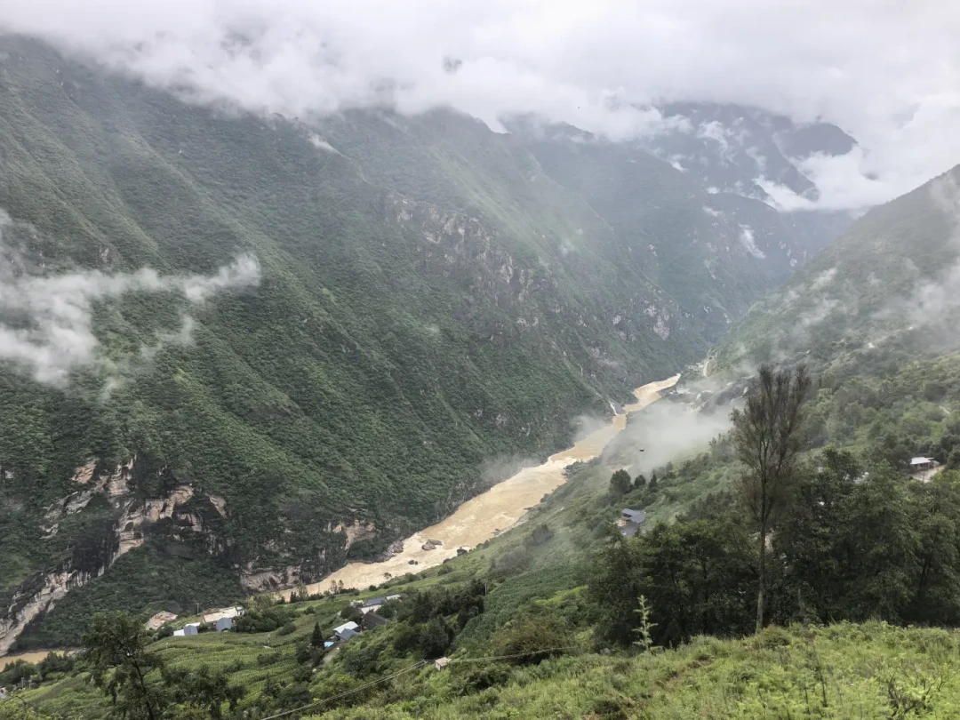 虎跳峡高路装护栏,很多人惋惜野性没了,但更值得看的是它没被封