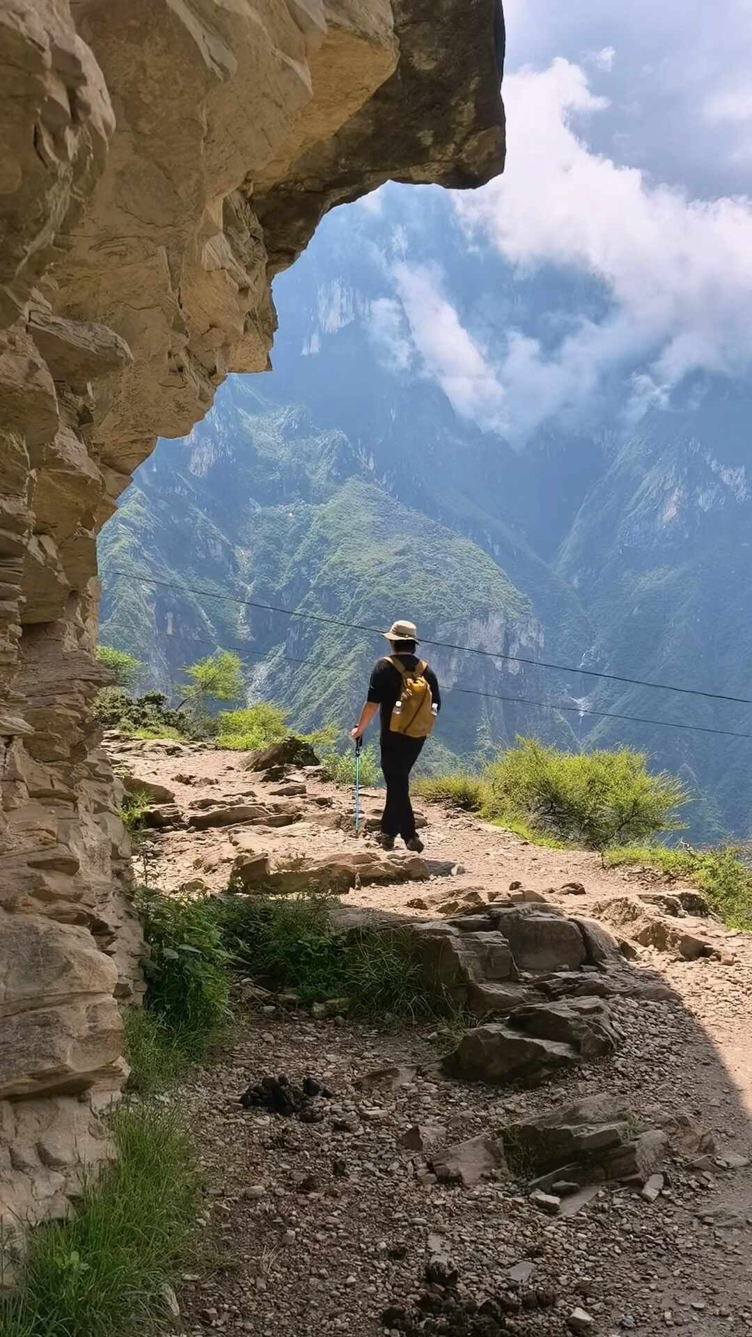 虎跳峡高路装护栏,很多人惋惜野性没了,但更值得看的是它没被封