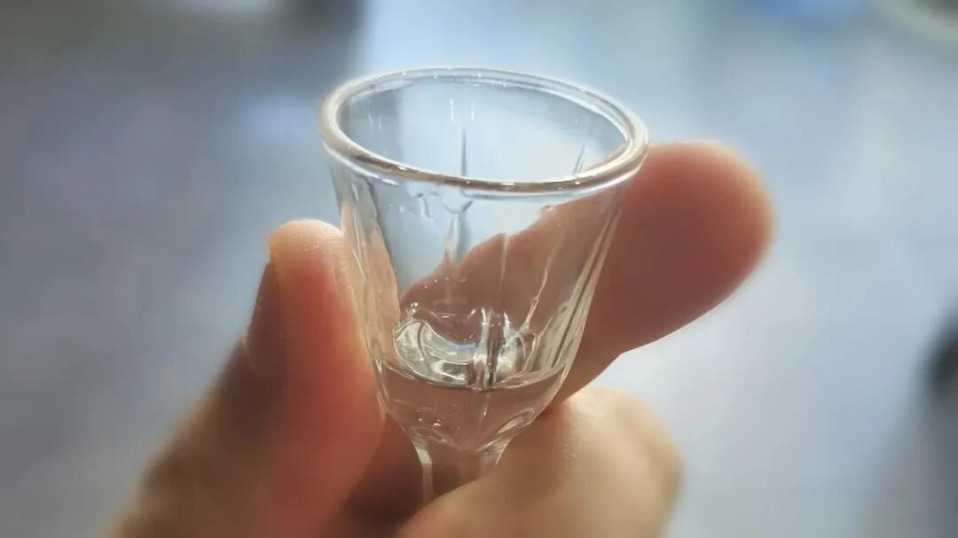 空杯留香到底留多久才算好酱酒?我把网上五套说法整理了一遍,没一套和国标对得上