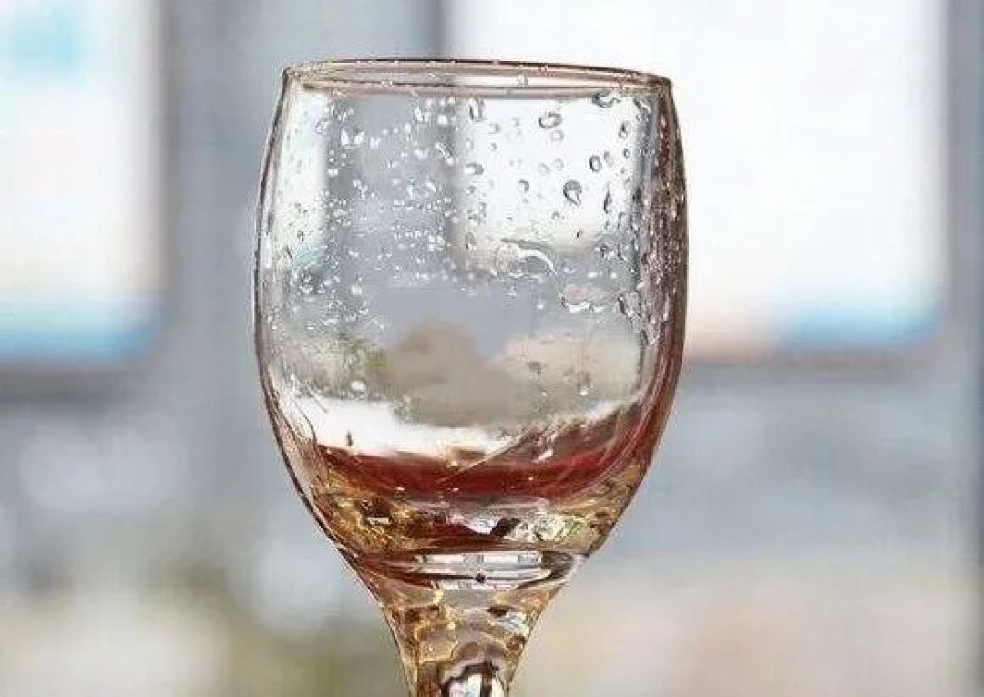 空杯留香到底留多久才算好酱酒?我把网上五套说法整理了一遍,没一套和国标对得上