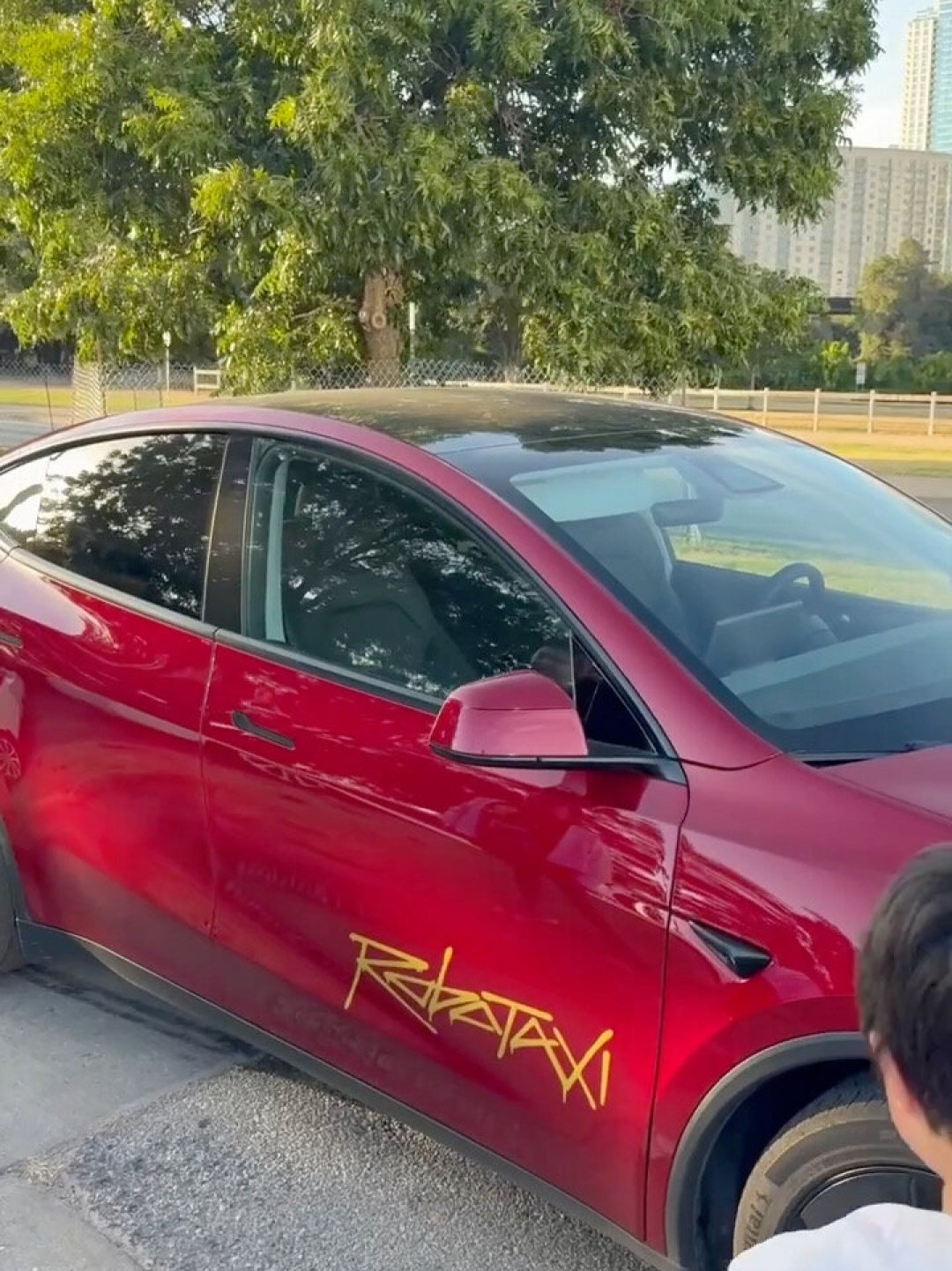 内华达批了5000辆，特斯拉自己却说“先从小车队开始”：Robotaxi规模化，差的不是牌照