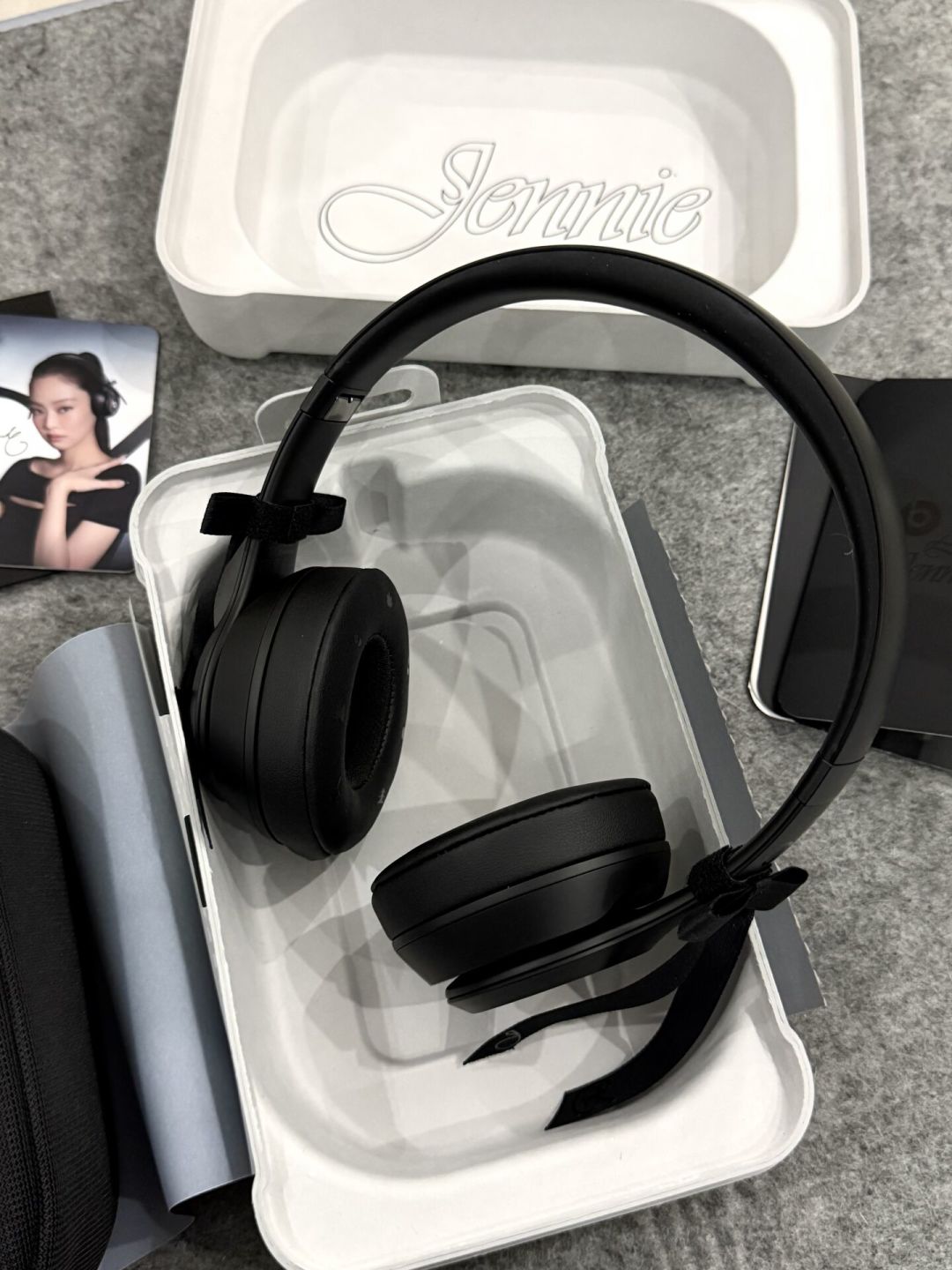 JENNIE联名Beats断货后:闲鱼加1000元、DIY省1000元、等补货,三条路怎么选不踩坑
