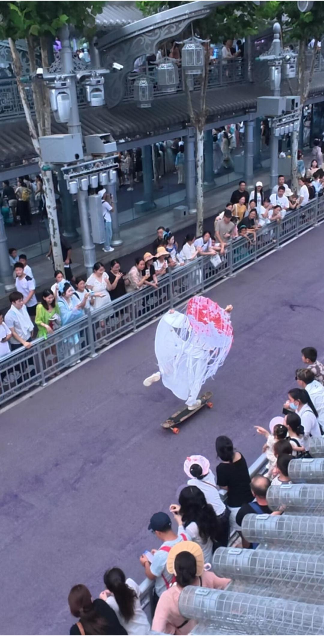 万岁山已经挤满