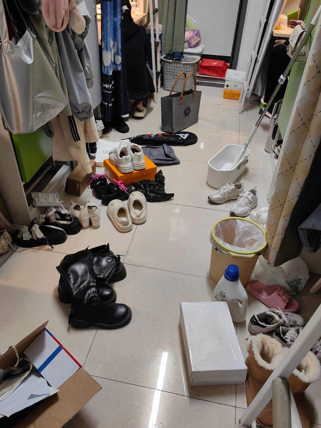 开学前一周,宿舍消毒液评论区吵起来了:次氯酸、酒精还是洗衣消毒液?翻完1.4万赞清洁爆帖、2.5万赞消毒液帖和2200赞翻车帖,整理出4条路线、5条红线和0-150元花钱梯子