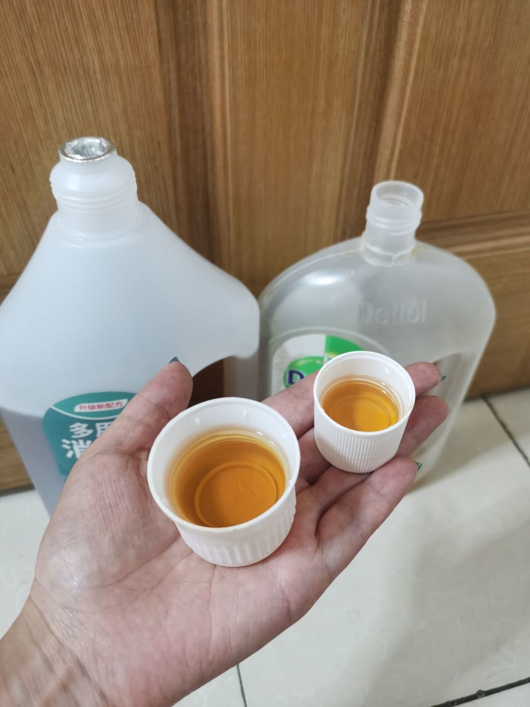 开学前一周,宿舍消毒液评论区吵起来了:次氯酸、酒精还是洗衣消毒液?翻完1.4万赞清洁爆帖、2.5万赞消毒液帖和2200赞翻车帖,整理出4条路线、5条红线和0-150元花钱梯子