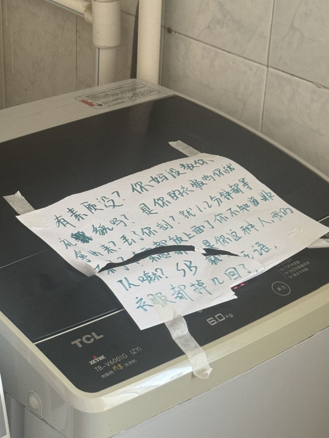 开学前一周,宿舍消毒液评论区吵起来了:次氯酸、酒精还是洗衣消毒液?翻完1.4万赞清洁爆帖、2.5万赞消毒液帖和2200赞翻车帖,整理出4条路线、5条红线和0-150元花钱梯子