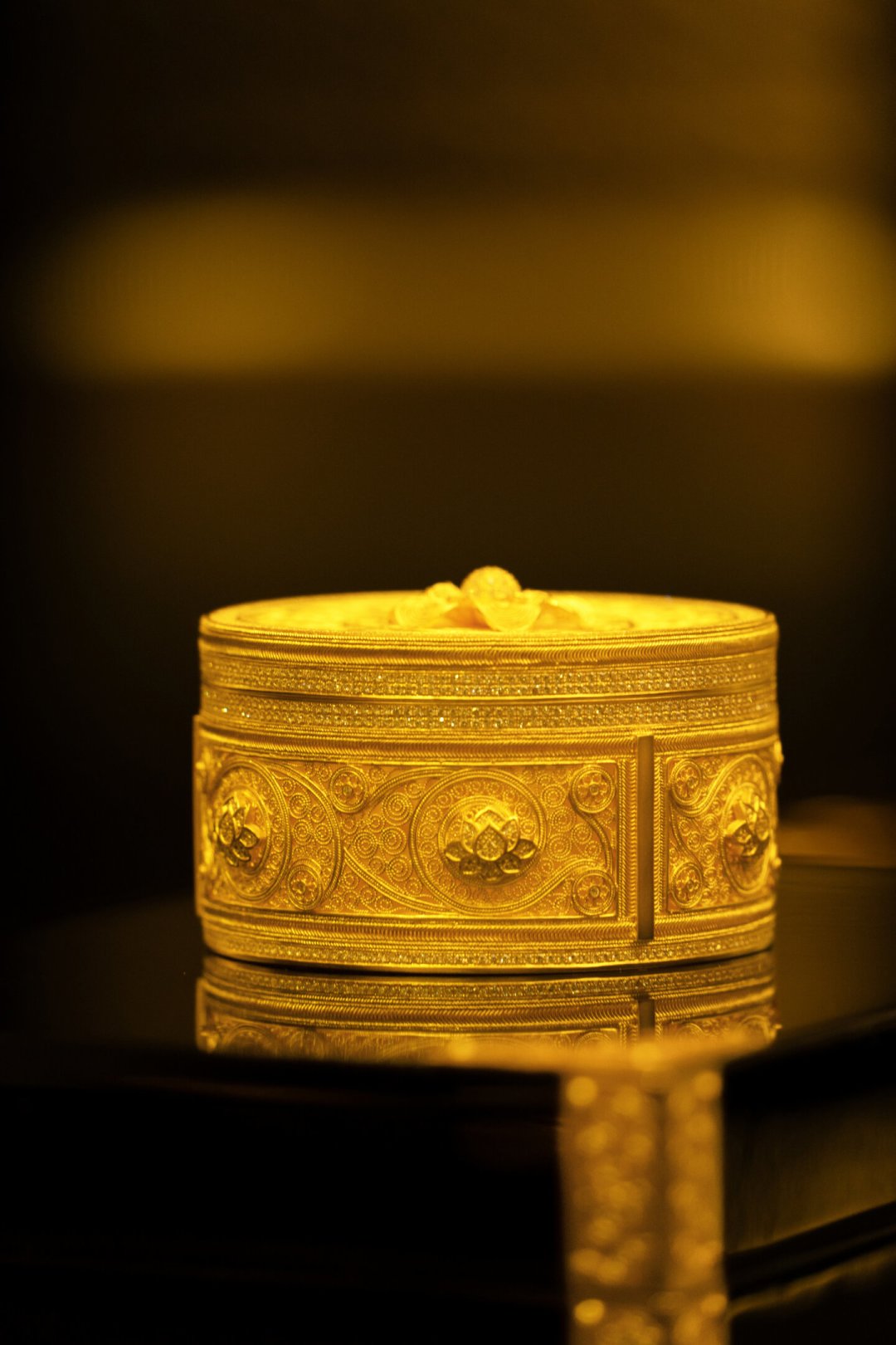 金价破4700美元,老铺花丝金饰冰火两重天:一边排队抢购,一边二手对折