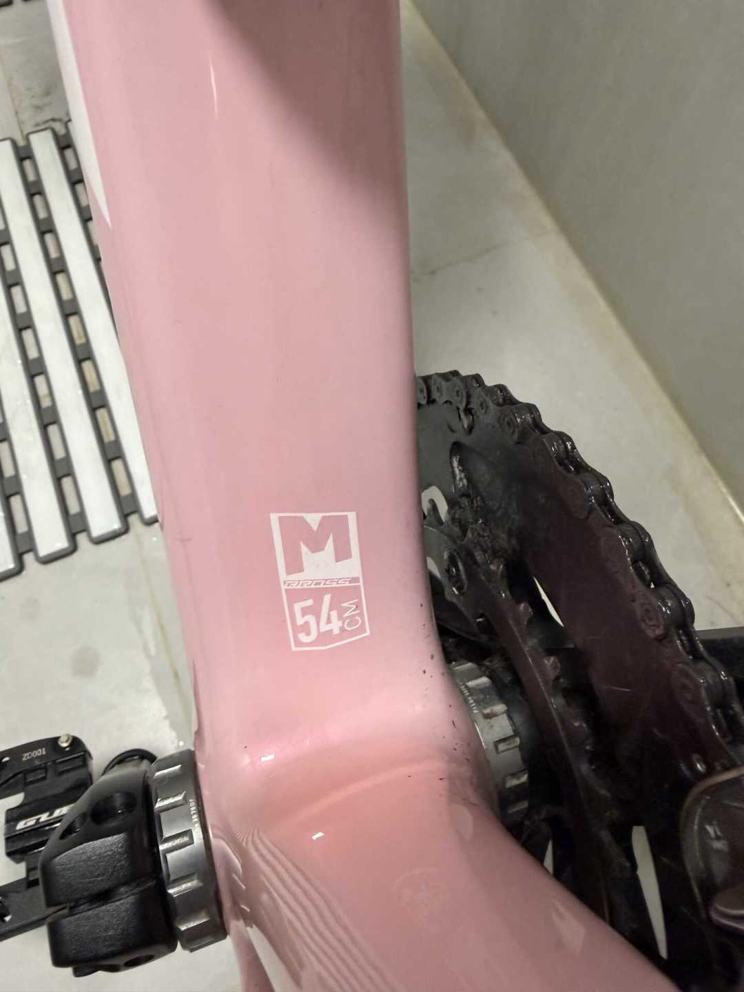 同一台BROSS,有人直接换新架,有人被踢皮球:入门碳选型和渠道这两步别走错