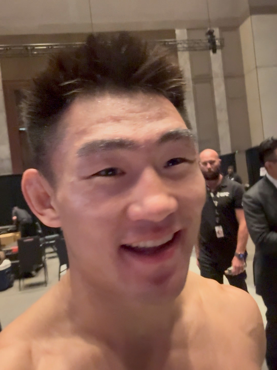 去年1秒售罄、今年还能挑座位:周六开打的UFC上海站,现在进场怎么买、看什么、避什么坑