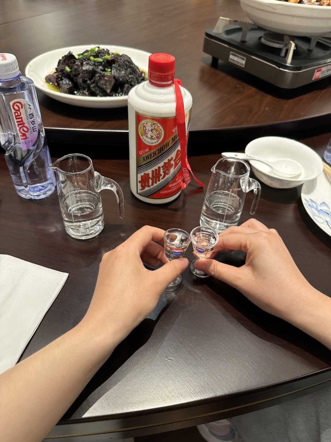 飞天从3800元跌到1700元,铁盖老茅台却不跌:中秋前一个月,家里的老酒该不该卖?