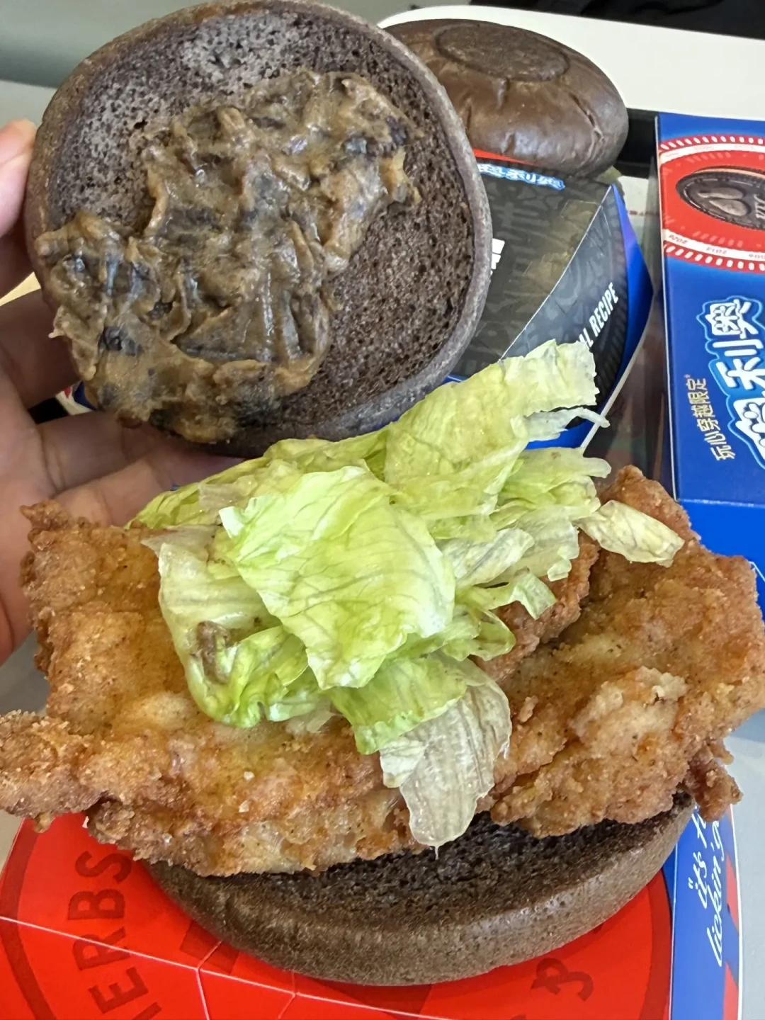 肯德基×奥利奥汉堡28日上新,先别急着冲:饼干口碑已经出炉,堡值不值得等首波测评