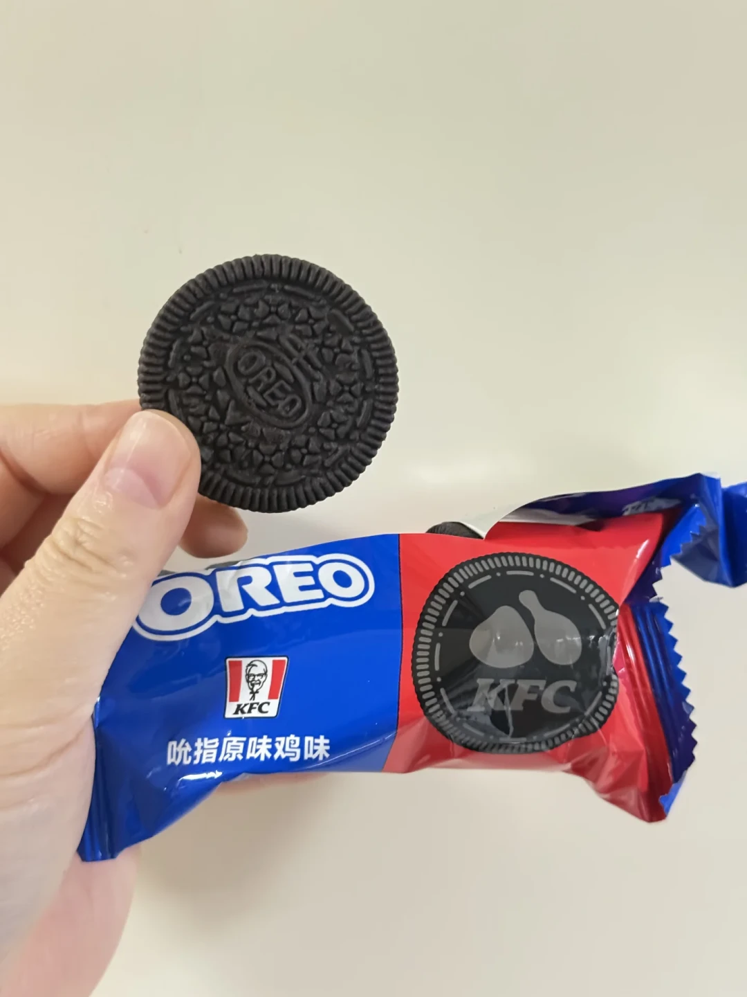 肯德基×奥利奥汉堡28日上新,先别急着冲:饼干口碑已经出炉,堡值不值得等首波测评