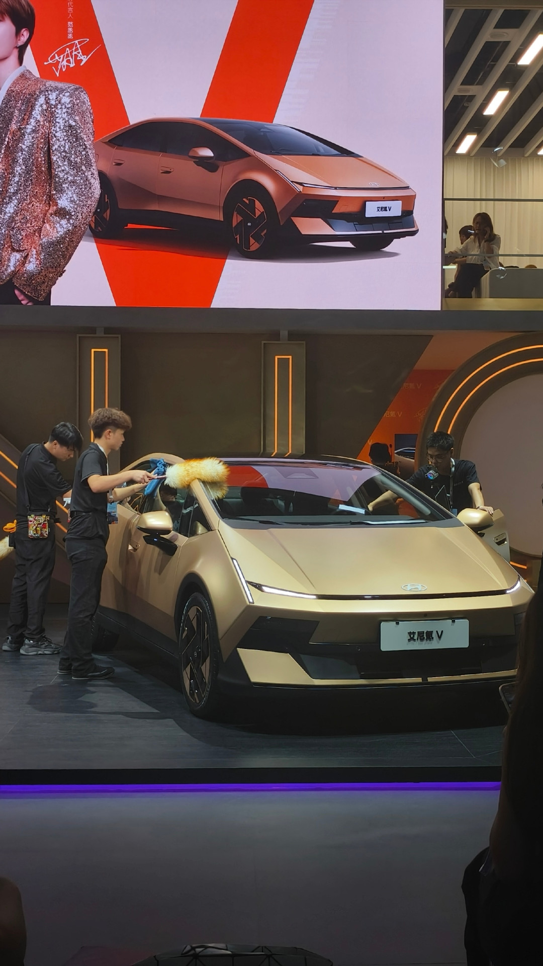 范丞丞解锁“001号车主”:预售11.99万起的艾尼氪V,除了流量还剩什么?
