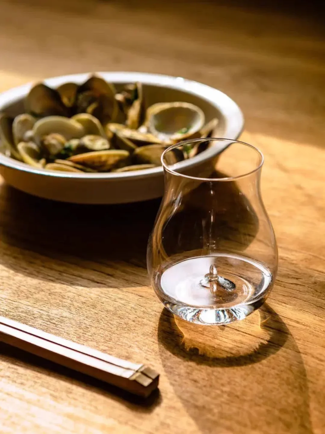 清酒能冰着喝也能热着喝,杯子却不是万能的:入门第一套酒器,先问自己“主要喝冷的还是热的”