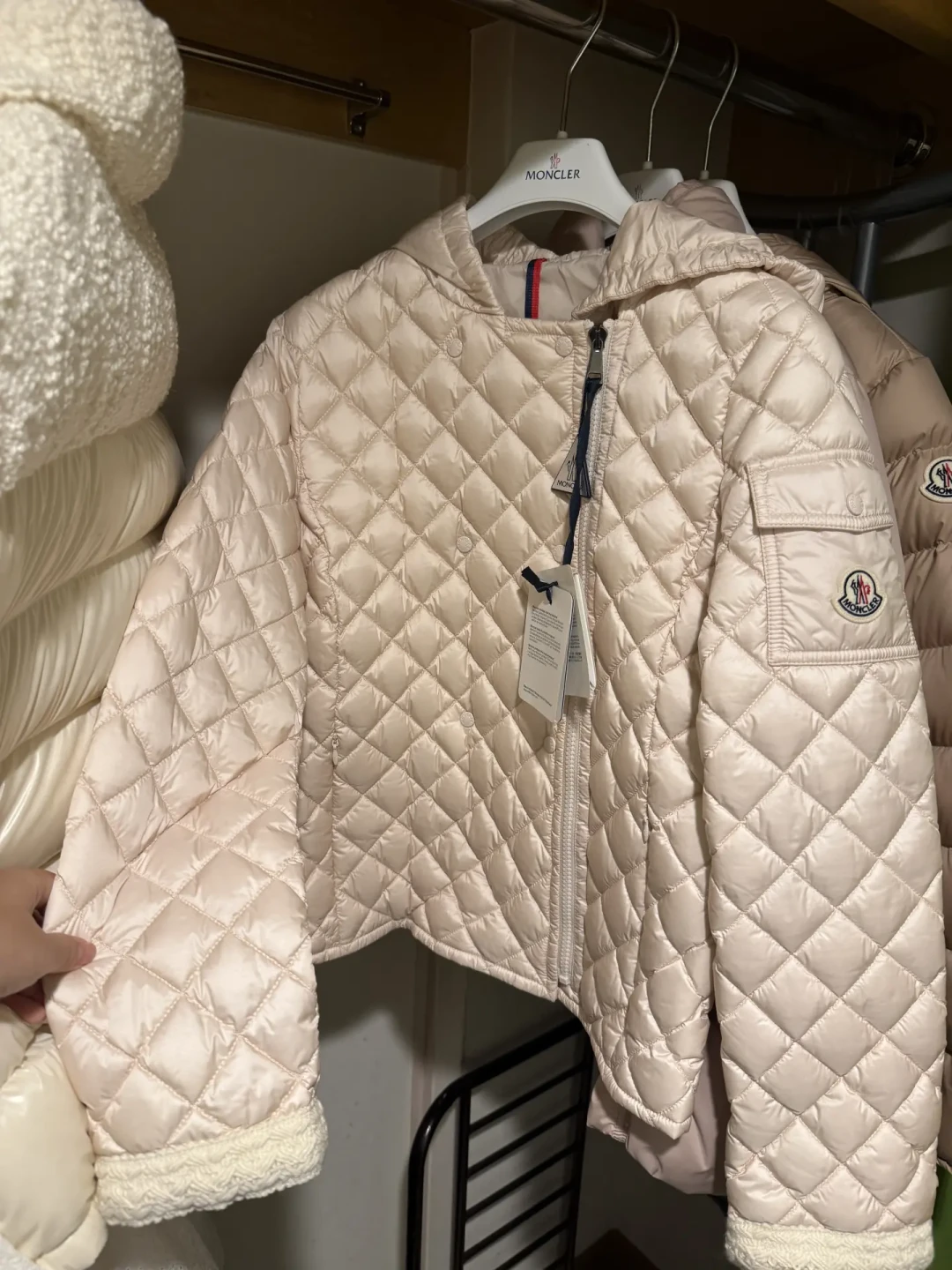 同一件蒙口羽绒服,5个渠道差价最大6500元:韩免63折、日本奥莱4千出头,真实入手记录对比,坑也标出来了