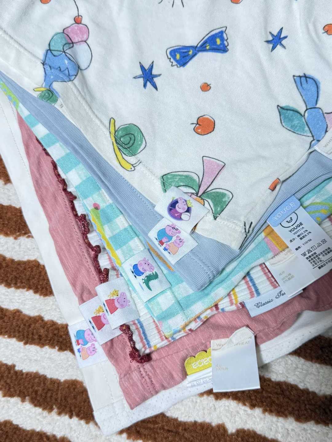 开学前这几天,校服书包被褥的名字别乱标:手绣、定制刺绣贴、水洗标怎么选,成本、耗时和缝哪儿不扎人一篇讲清