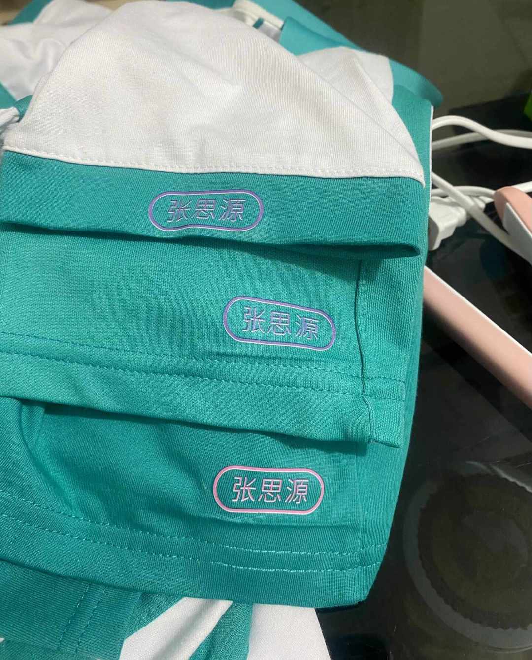 开学前这几天,校服书包被褥的名字别乱标:手绣、定制刺绣贴、水洗标怎么选,成本、耗时和缝哪儿不扎人一篇讲清
