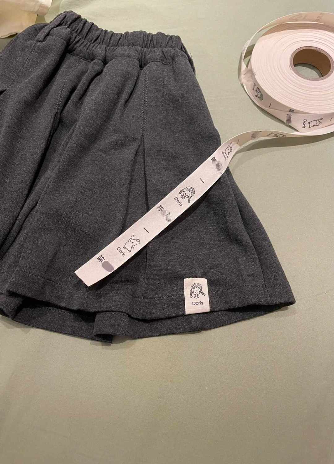 开学前这几天,校服书包被褥的名字别乱标:手绣、定制刺绣贴、水洗标怎么选,成本、耗时和缝哪儿不扎人一篇讲清