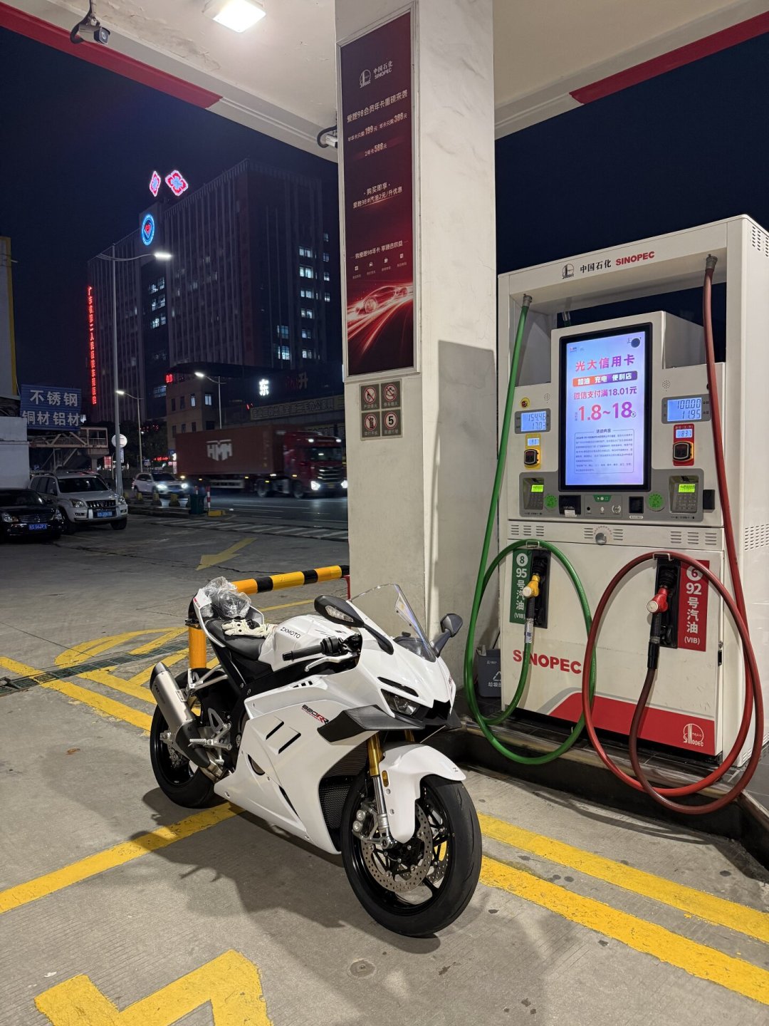 张雪820RR提车潮撞上官方召回备案：4.38万的冠军仿赛，现在冲不冲、怎么验车