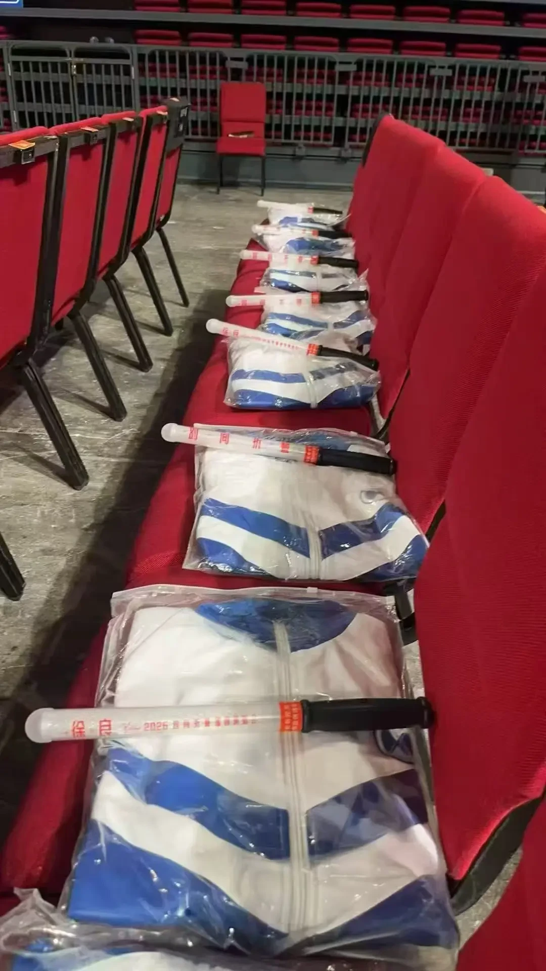 徐良演唱会被抛物，后援会发声明：13城40场后，这场怀旧局还值得去吗？