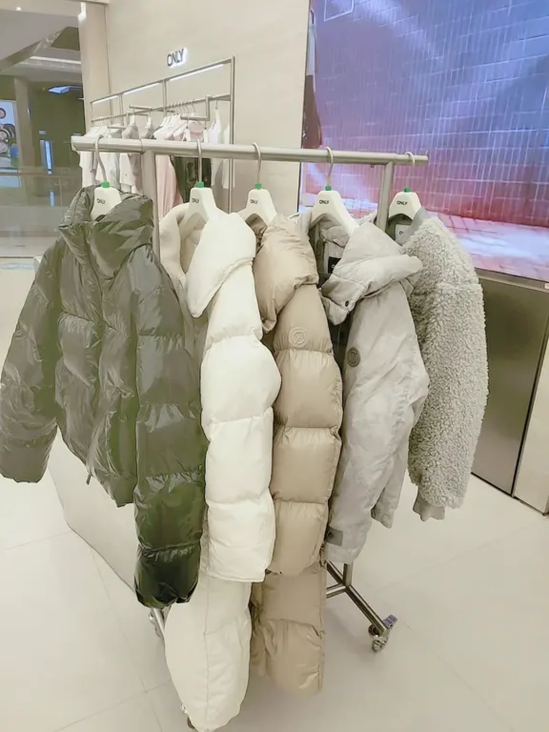 ONLY反季羽绒服2.8折看着真香,但有老顾客被当季价反杀三百多:翻了20多条真实帖子,才搞懂哪些冬装值得囤