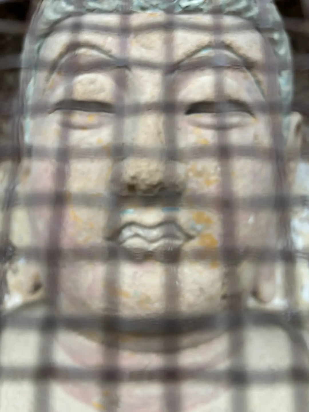 麦积山石窟的佛像为什么全被罩在“铁丝网”里？看懂这份难处，隔着网也能看明白