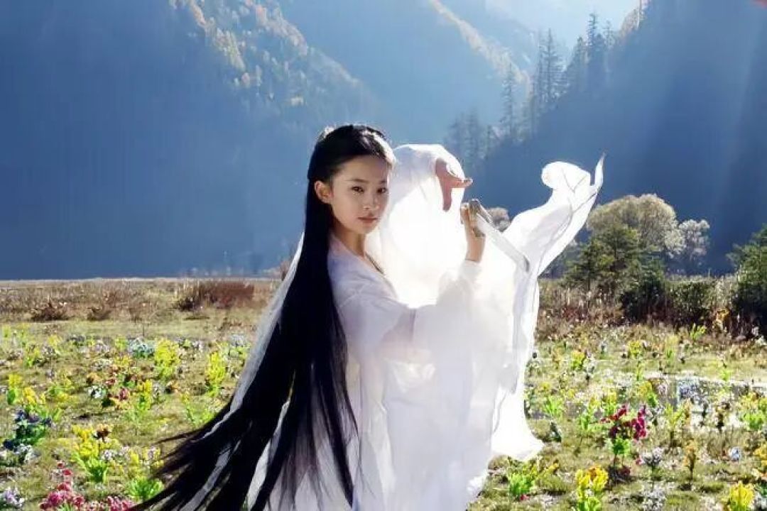 今天刘亦菲39岁，小龙女超话用06版造型庆生：我回头盘了盘，这版小龙女被吵了20年，越吵越稳