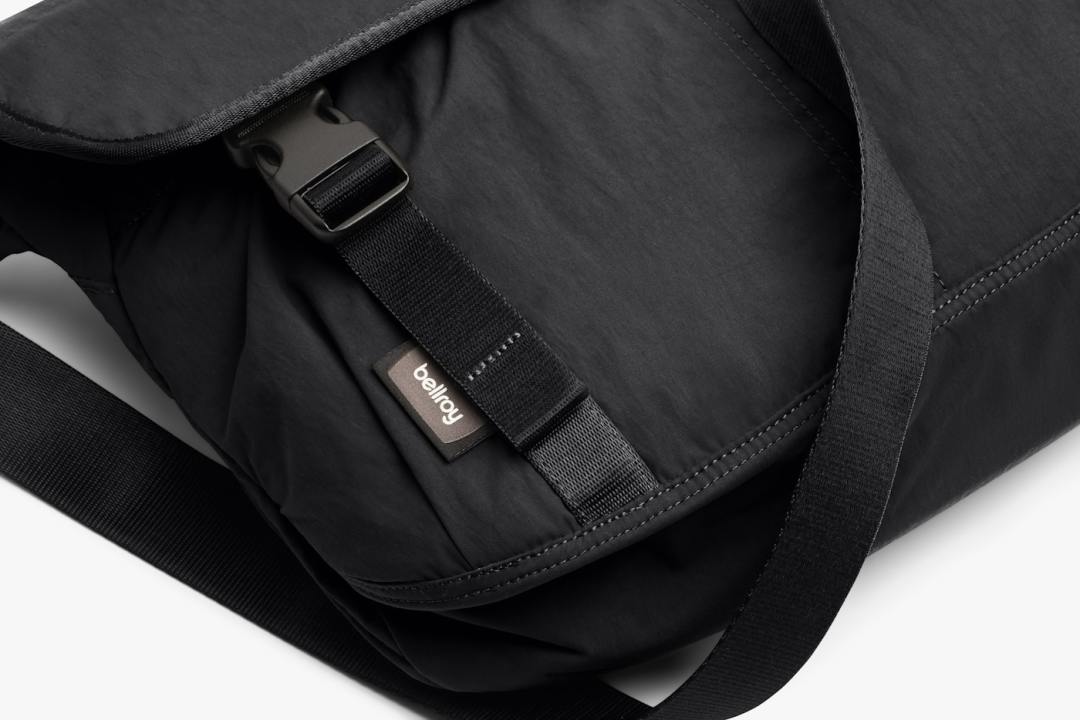 苹果悄悄上架了一只849元的Bellroy:400g、能装14寸本、带AirTag插袋,但有三类人我劝你别买