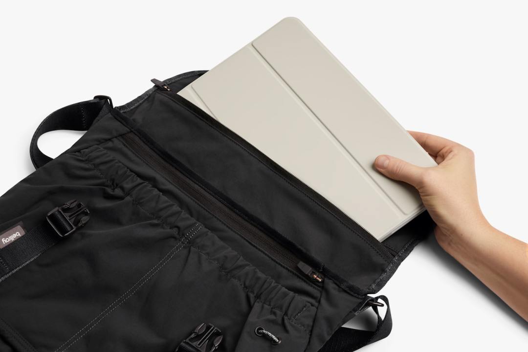苹果悄悄上架了一只849元的Bellroy:400g、能装14寸本、带AirTag插袋,但有三类人我劝你别买