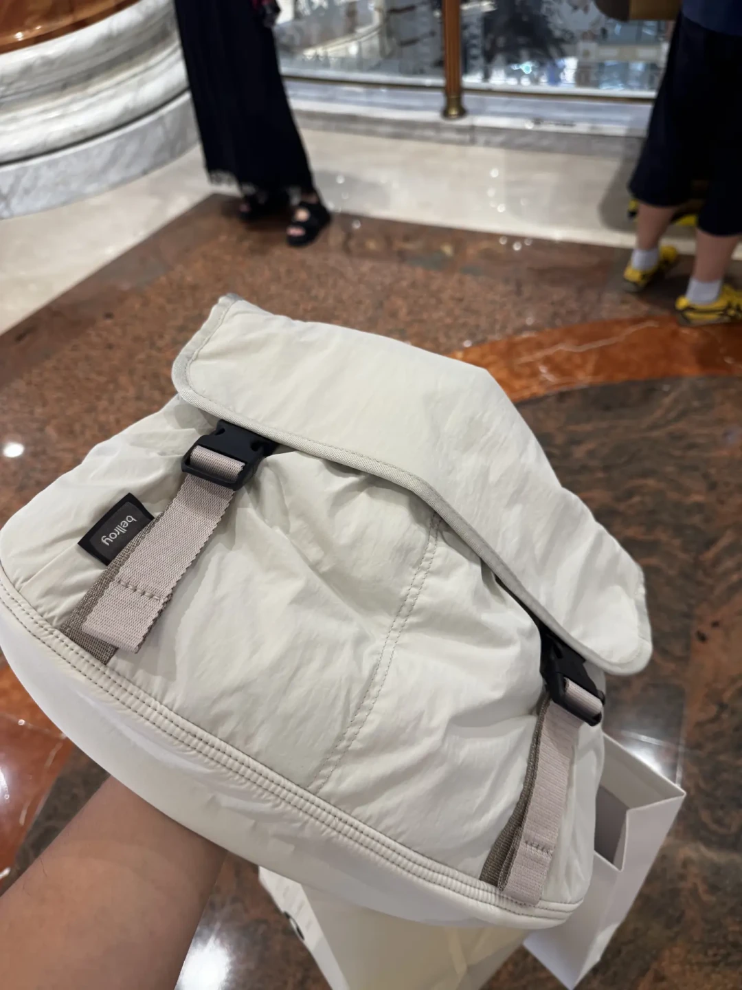 苹果悄悄上架了一只849元的Bellroy:400g、能装14寸本、带AirTag插袋,但有三类人我劝你别买