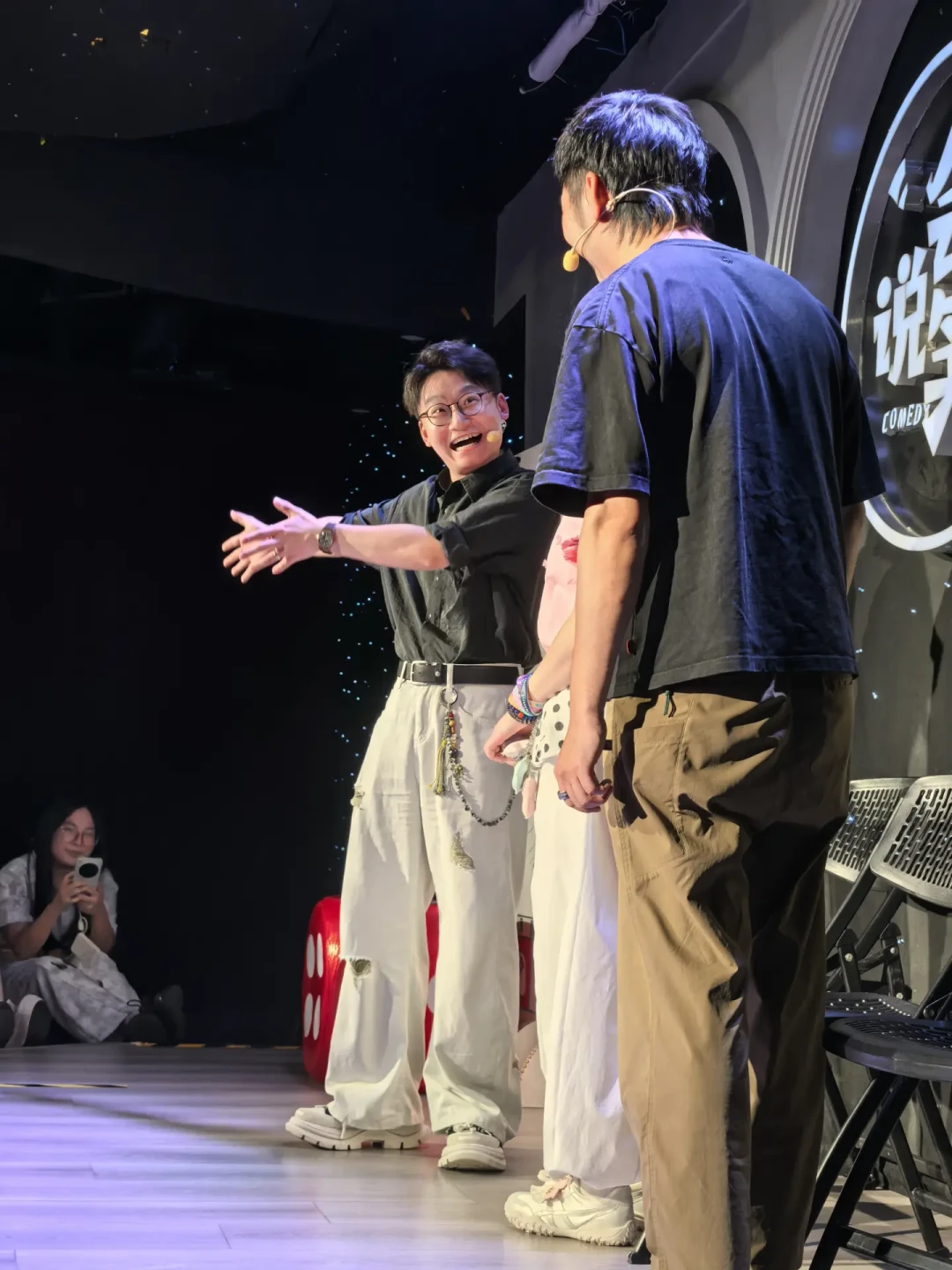 即兴演出现场演员与前排观众互动