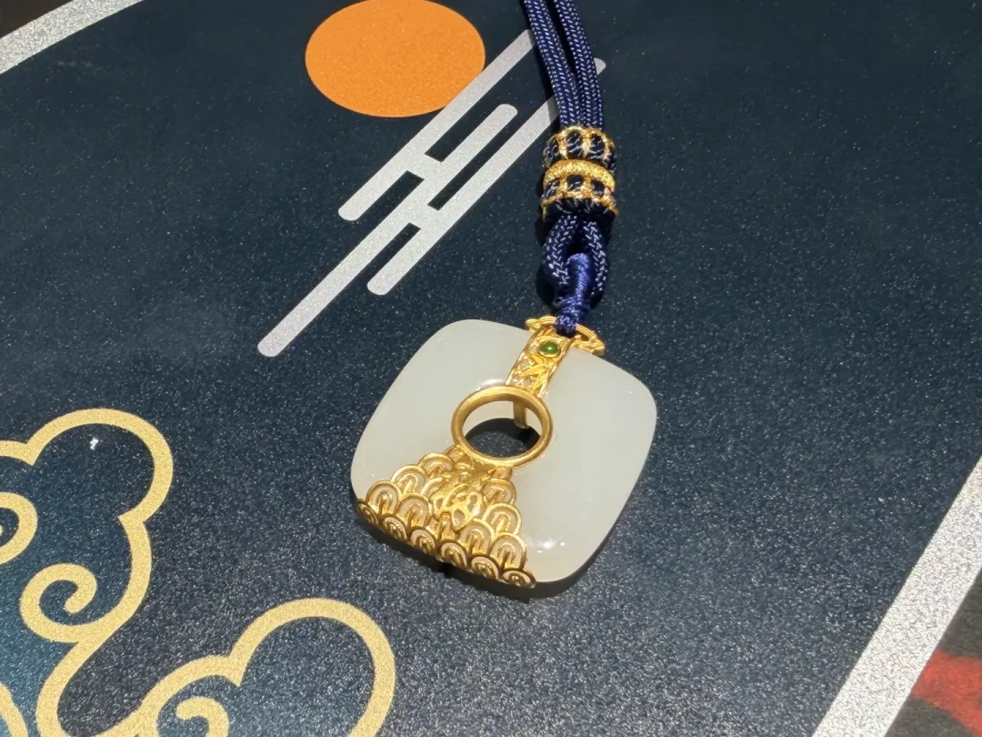 抽中一等奖的“万元金镶玉”,补几百块差价就能带走?先算清这层金箔和玉料的真实成本,再决定退不退