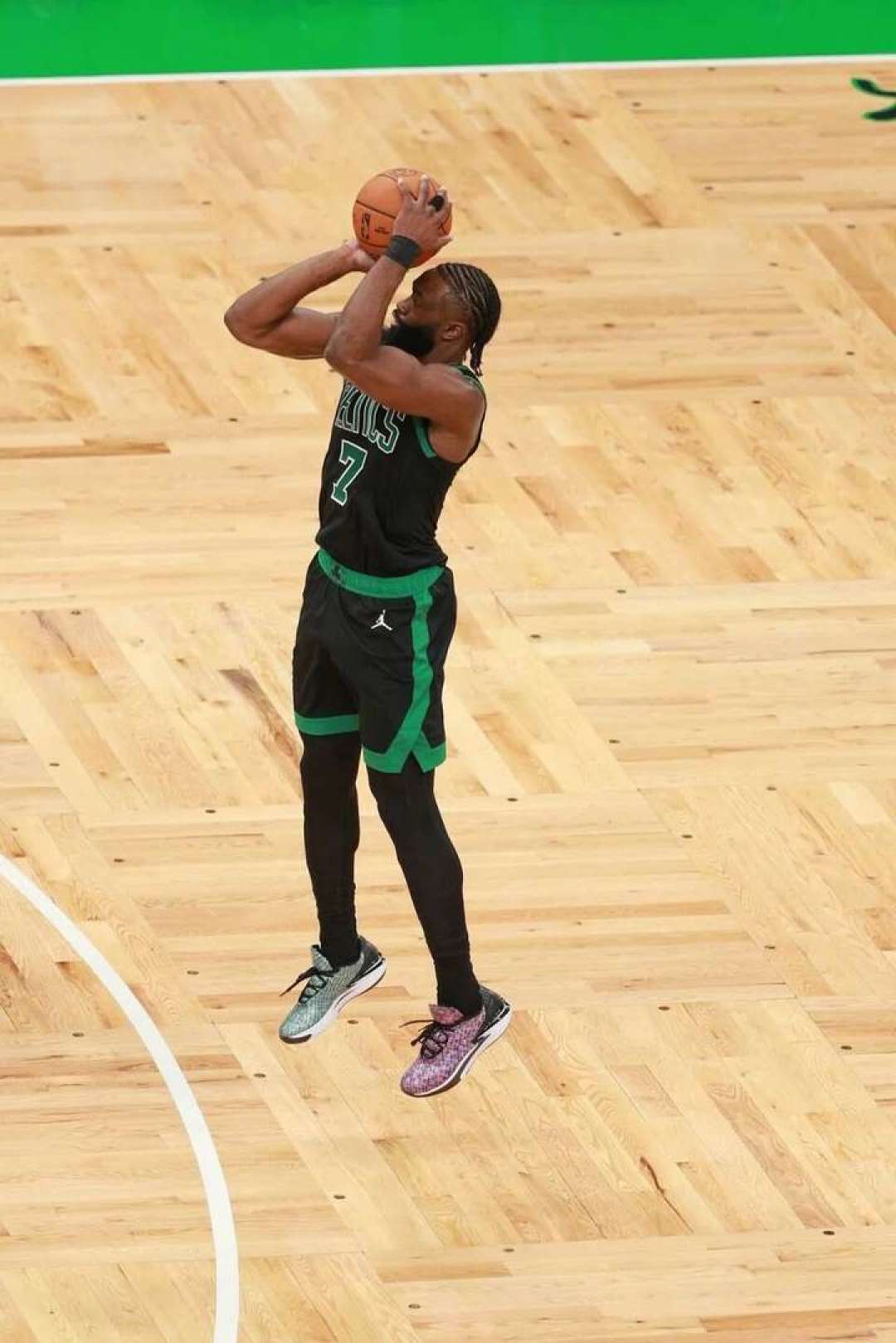 拿着3.04亿却劝人“把钱看好”:被交易到费城的杰伦·布朗,可能是NBA最清醒的理财头脑