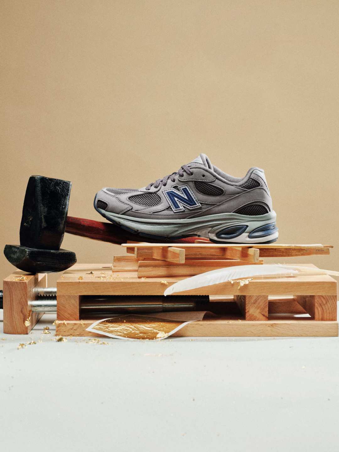 New Balance 2010 被刷屏了:种草文案都是同一个模板,真实上脚的人却提醒你先大半码